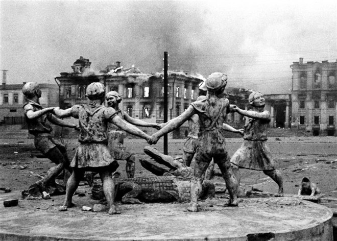 Statue in the center of Stalingrad after Nazi air strikes, 1942.jpg